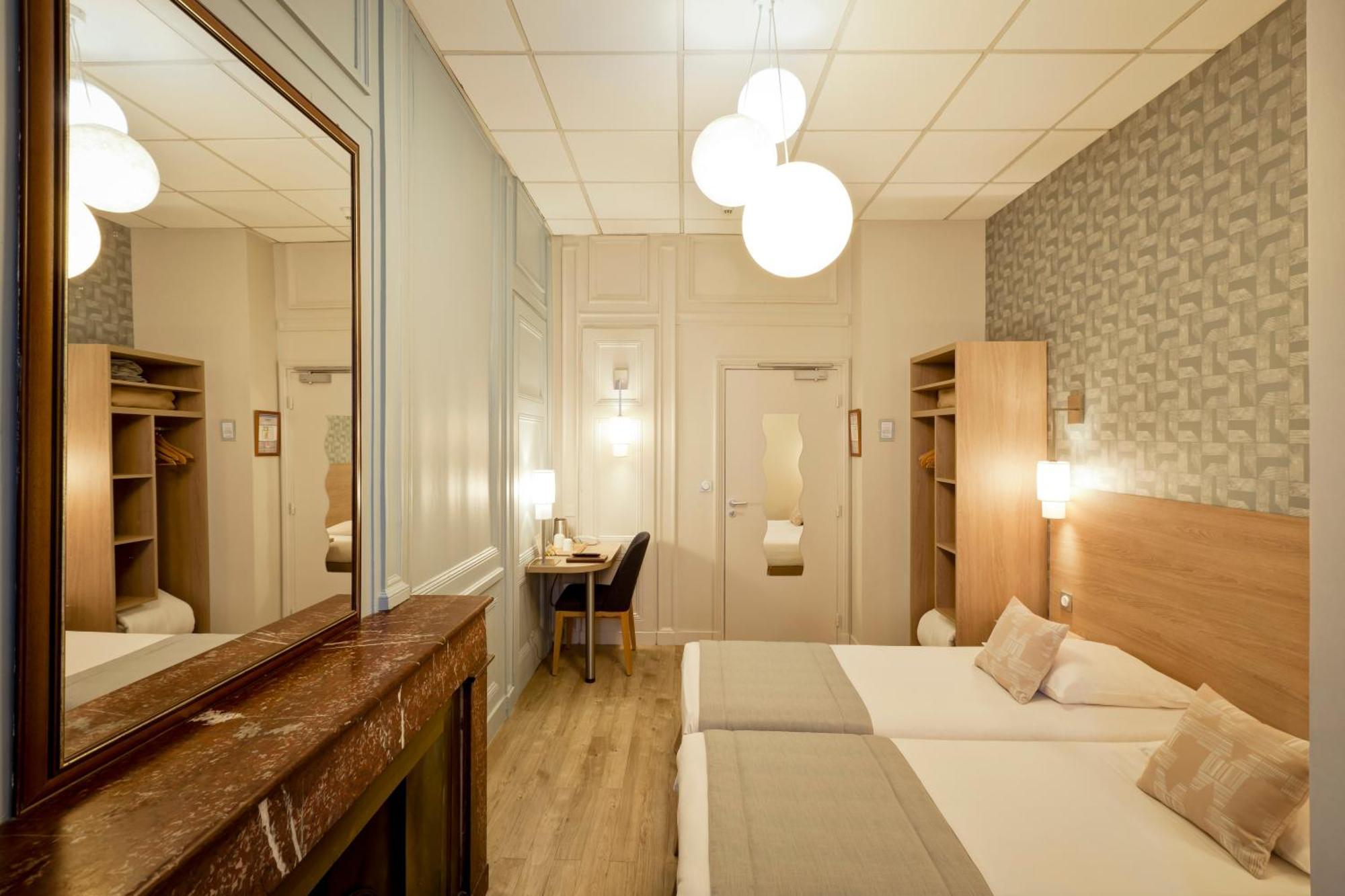 Hotel Du Dauphin Lyon Exterior photo